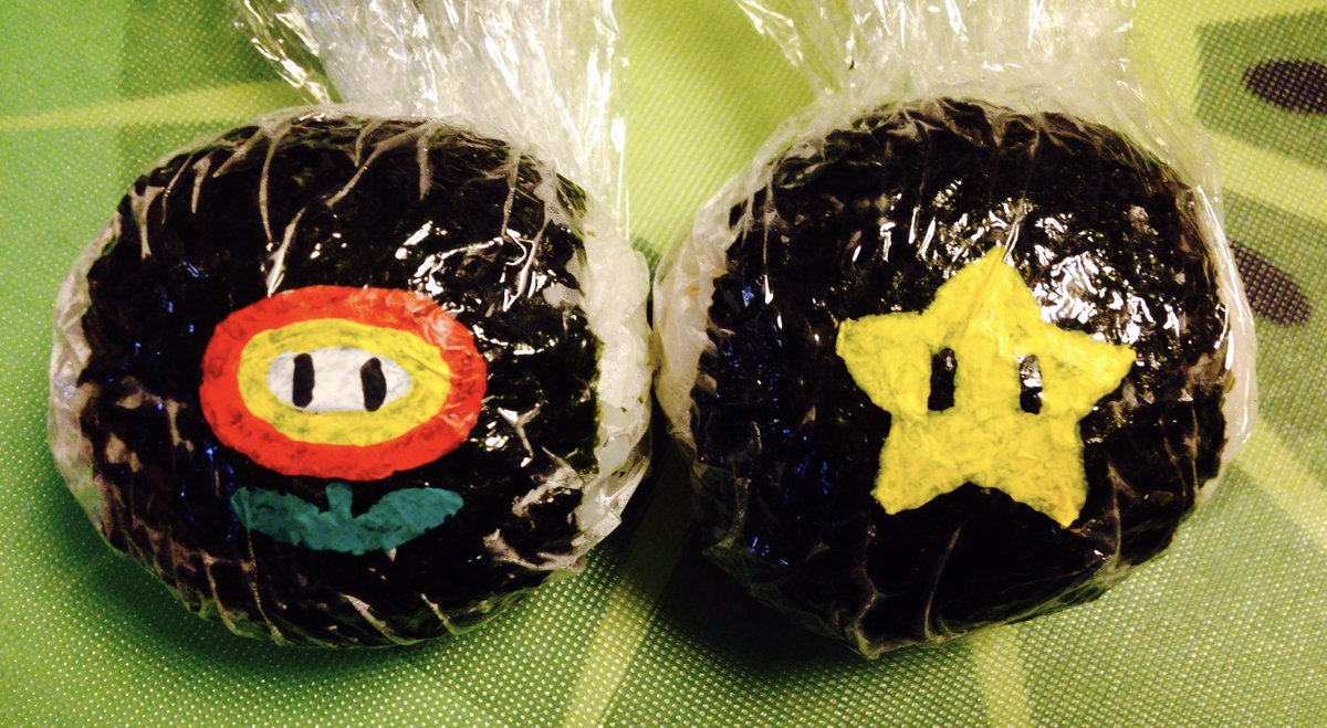 宇仁田ゆみ ラップに描くペン買ってみました 写真は女子高校生用のおにぎりと男子小学生用のおにぎり そしてみかん うちはみかんにもよく絵を描くのでありがたいですねー