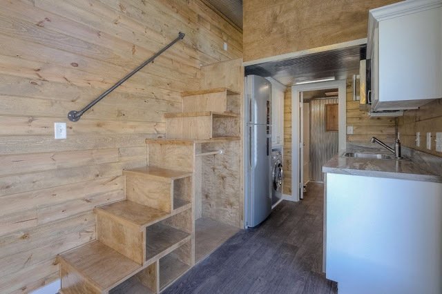 Дом контейнер внутри. Лестница в тини хаусе. тини хаус микро дом. tiny house из морского контейнера. дом из контейнера внутри.
