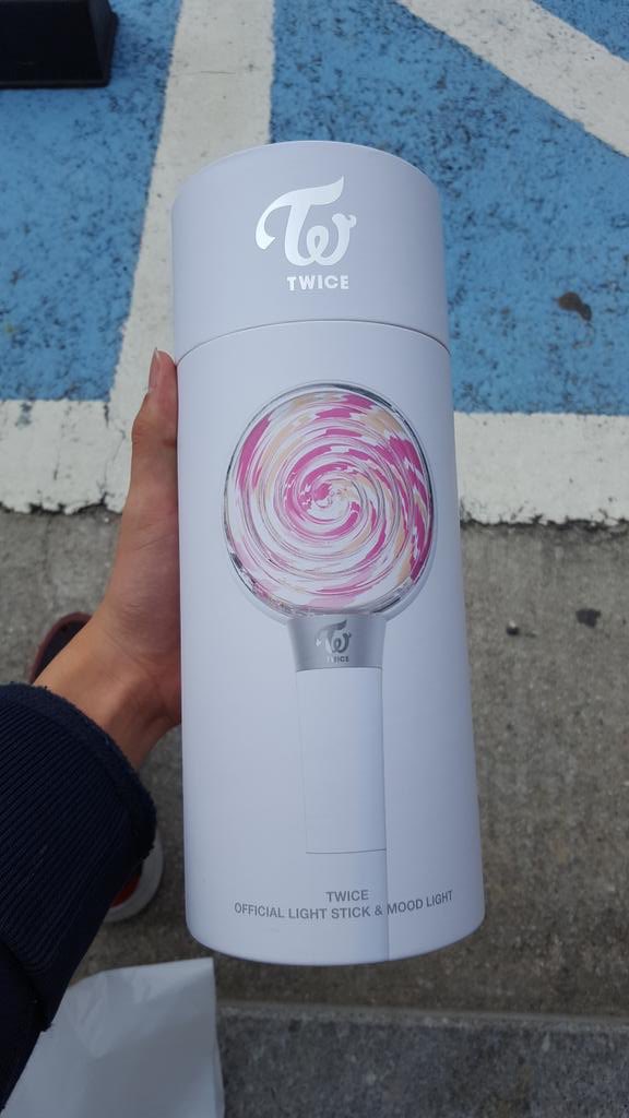 SaMiMoYu18's tweet photo. Update
#TWICE #CandyBong #Sticklight selling. god! They look so good! https://t.co/DlTSU4CVo3
