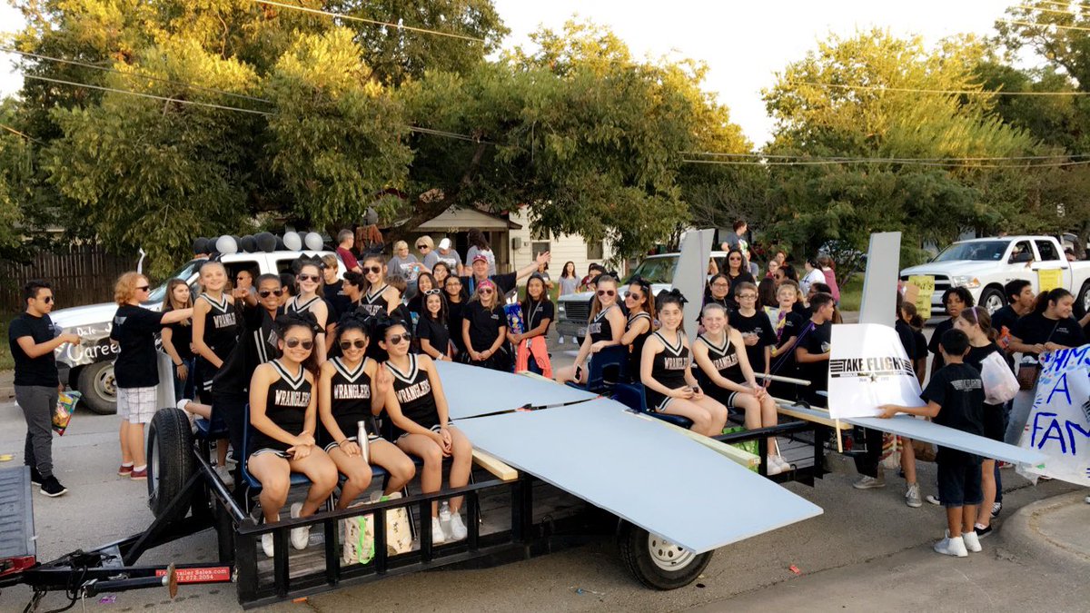 kristenhillFCS's tweet photo. Homecoming parade! We had a blast! #LHShoco2016 #TopGunThemedFloat https://t.co/tdg15Ag4sL