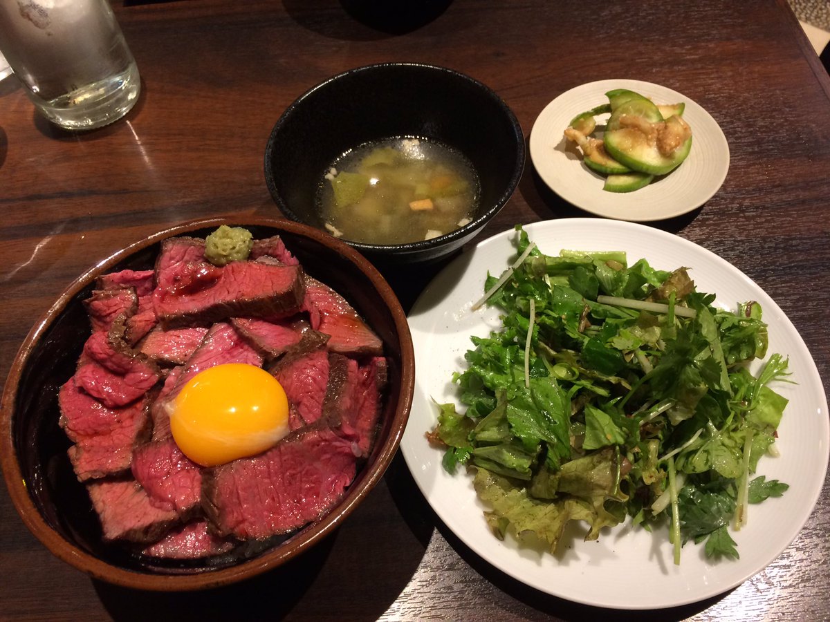桜たろうのお母さん 秋空に 肉に誘われ日本橋 ローストビーフで ダイエット忘れる 5 7 5 7 7 字余り 星３つです 肉友