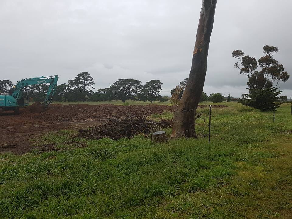 MQI_QLD's tweet photo. Jummah Mubarak, a few photos taken of the ongoing construction work in regards to the children's playground at #MQI Victoria. https://t.co/L6h6K2jipp