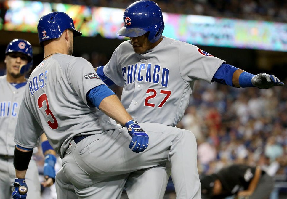 OFF Jogadores de baseball comemoram batendo os paus PAN pandlr