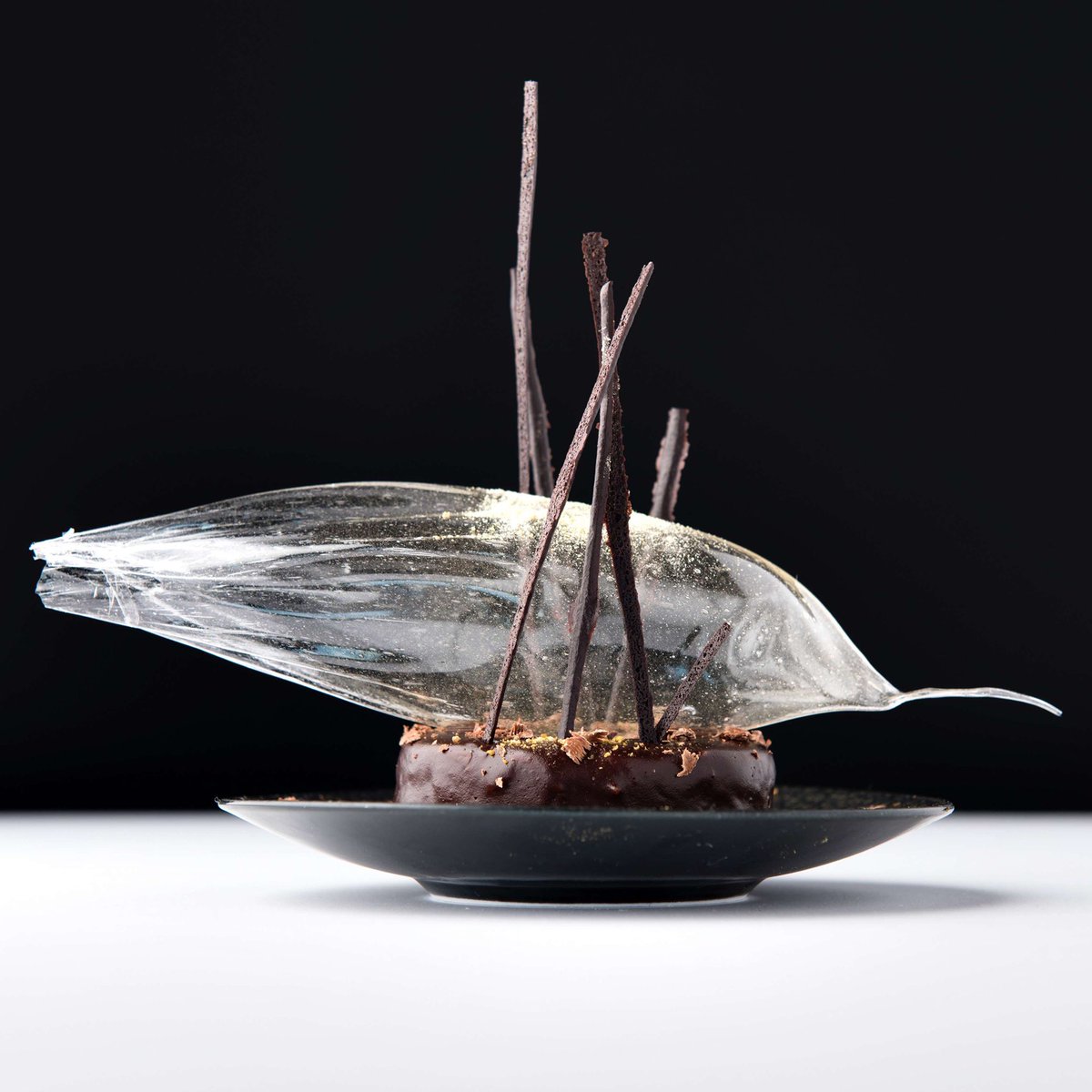 tzilte's tweet photo. Kalamansi / chocolade donut #chef #vikigeunes #gastronomy #dessert https://t.co/v9n2qormxT