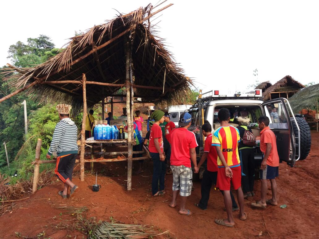 bernamadotcom's tweet photo. NGO diketuai Peka Malaysia hantar bekalan makanan kepada orang Asli di sekatan Pos Balah, Gua Musang dan doktor rawat 110 pesakit- Foto Peka https://t.co/lzxCt9IGV5