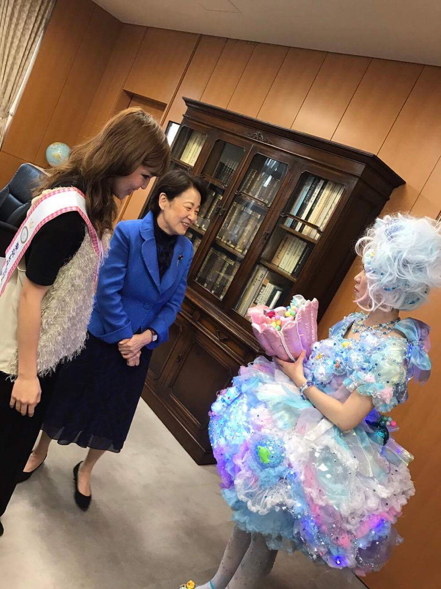 kokusaibunka_'s tweet photo. 【kawaii大使】梶さん、程原さんが
山谷えり子参議院議員・衆議院議員の義家弘介文部科学副大臣を表敬訪問(^^)/
#国際文化理容美容専門学校 #kawaii選手権 #日本メイクアップ連盟 #MSOJ #Tokyo #美容 #ヘアメイク #上海に行ってきます https://t.co/WjOqXkvPU4