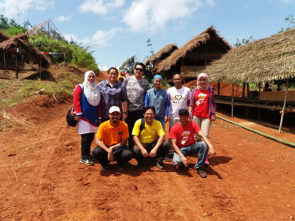 bernamadotcom's tweet photo. NGO diketuai Peka Malaysia hantar bekalan makanan kepada orang Asli di sekatan Pos Balah, Gua Musang dan doktor rawat 110 pesakit- Foto Peka https://t.co/lzxCt9IGV5