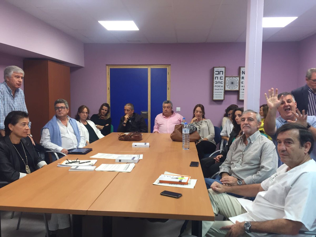 Commalaga's tweet photo. Hoy hemos explicado a los médicos de Vélez el C. Deontológico y el Programa de Atención Integral al Médico Enfermo ¡Qué acogida! #TuColegio https://t.co/zGTd3neQhN