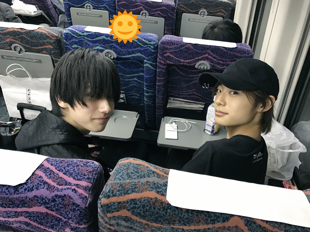 yohdiworld's tweet photo. アロハとゆうな。
携帯ばっかりいじってる。
(仙台向かってます🚅) https://t.co/pVbCKDIelX