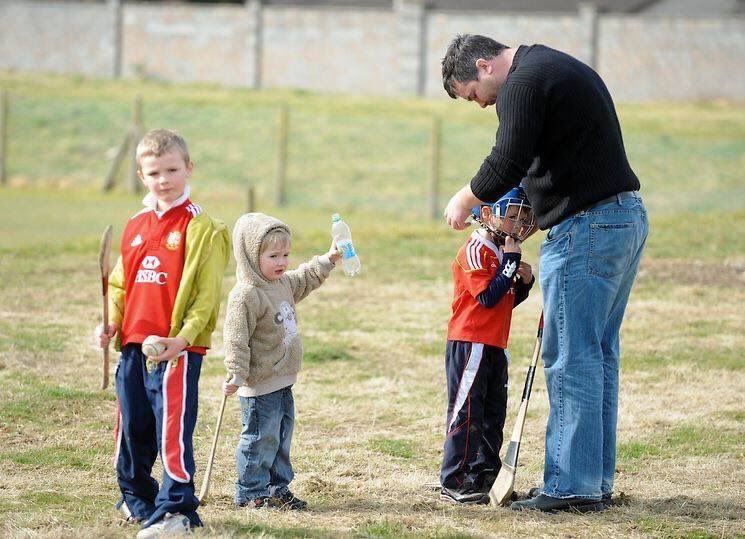 BeWarmers's tweet image. Love this pic of Anthony Foley, not just a rugby man but a sports man and loved his hurling 🙏 #RIPAxel