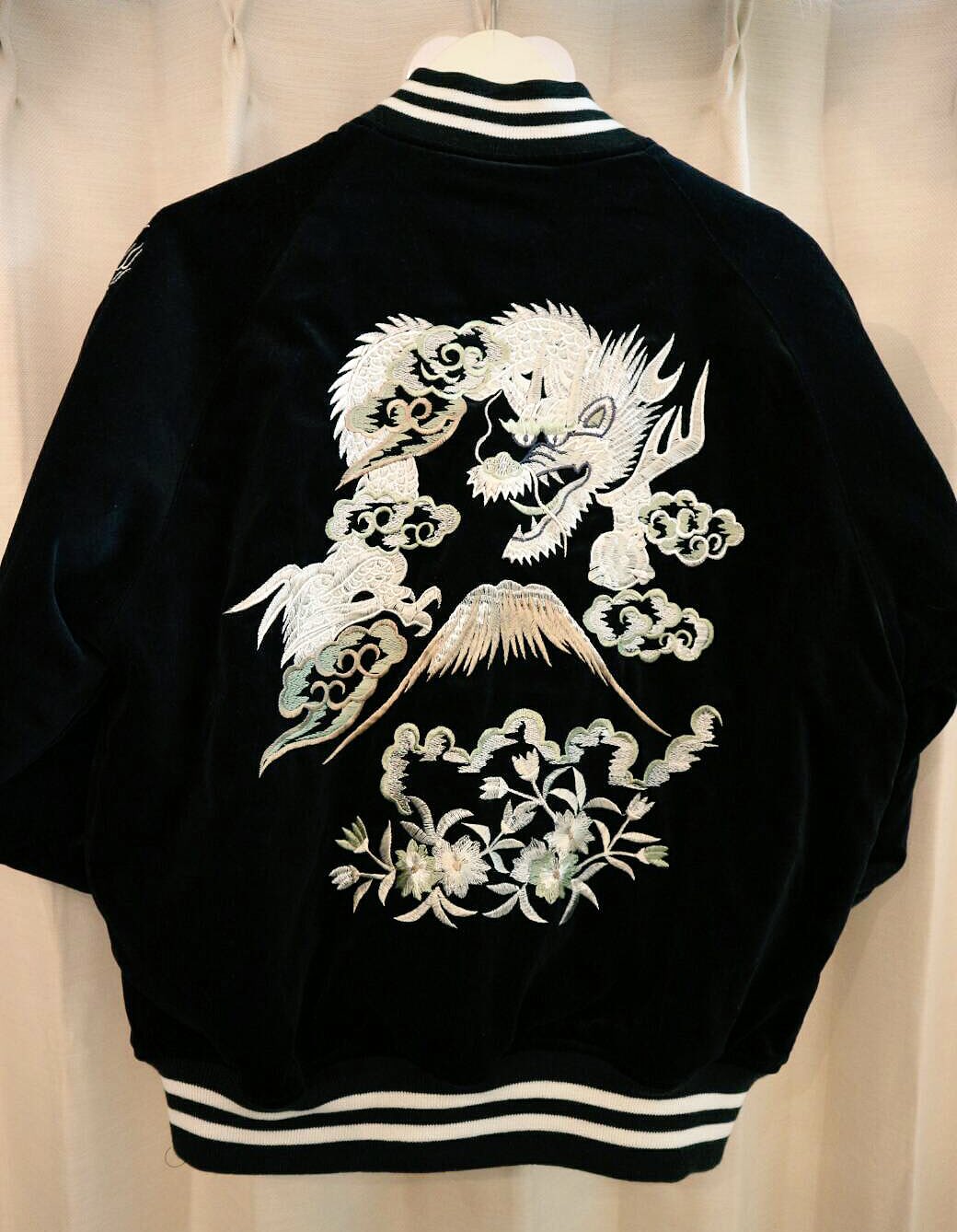 ট ইট র Me 原宿 新作商品 龍刺繍ベロアスカジャン 000 Tax Color Bk 全面に龍の刺繍が入っているスカジャンです メンズサイズで大きめなのでミニボトムと合わせると可愛いです