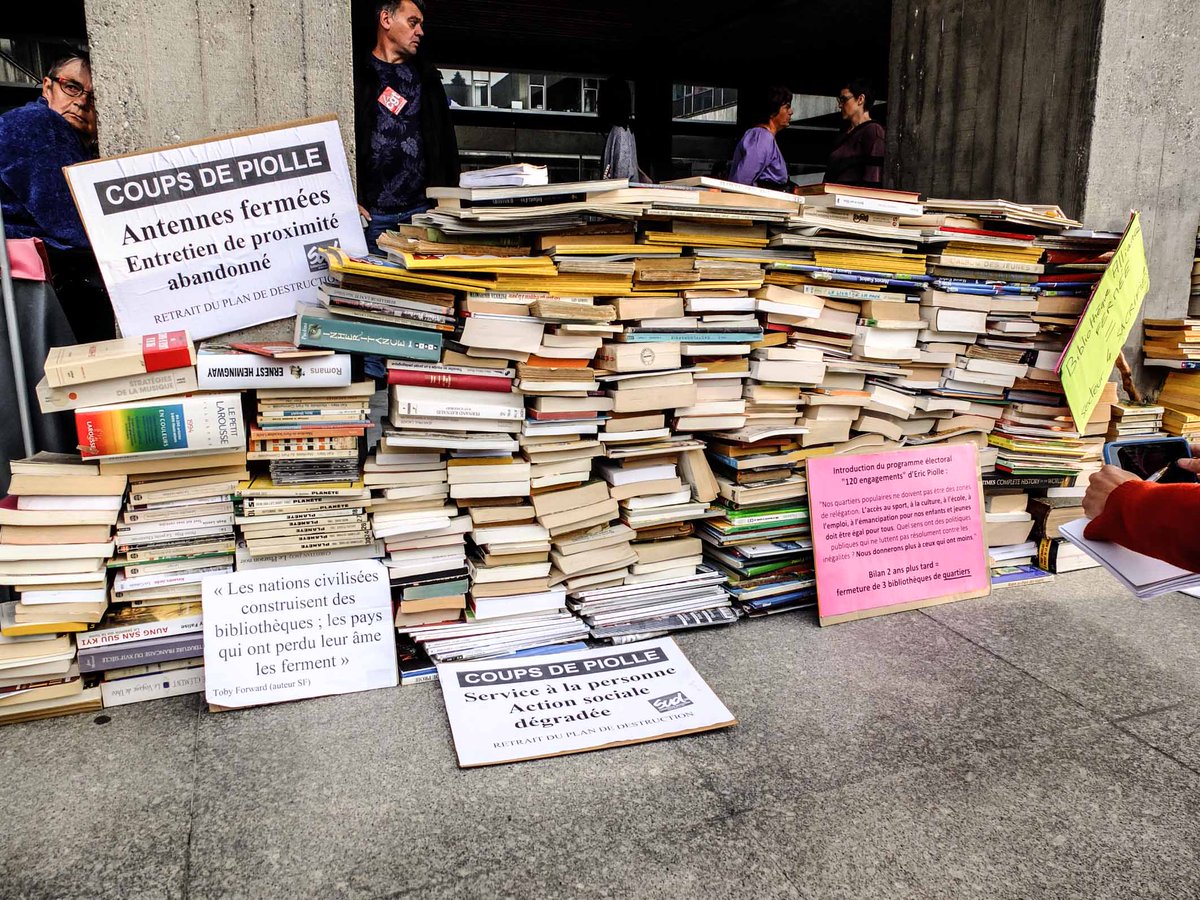 GreSousMaLoupe's tweet photo. À #Grenoble, les bibliothécaires en tête de la lutte contre le plan de rigueur d’@EricPiolle ► https://t.co/WiYeZIulxH  via @Rue89Lyon https://t.co/8aPoo7Ksoh