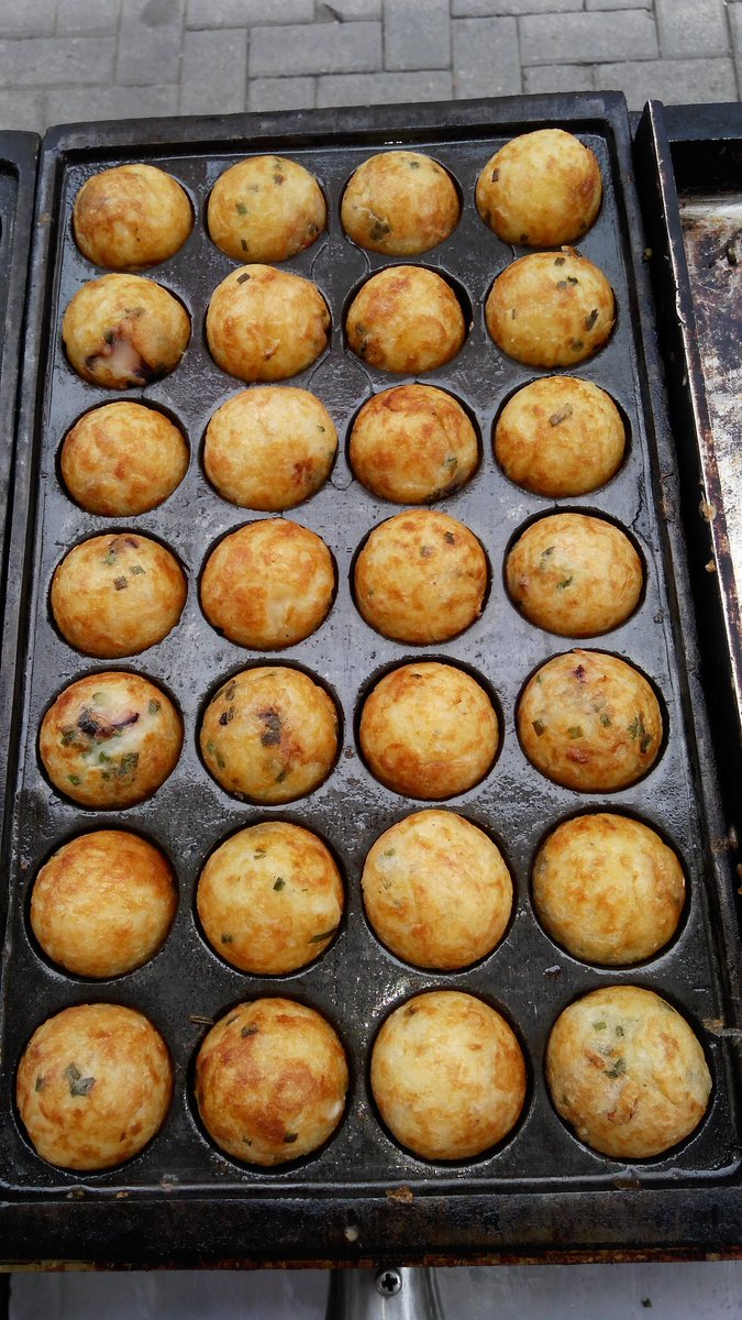 onii_tako's tweet photo. Takoyaki hampir matang @octoproject_ Lapangan Parkir Stadion Gajayana Malang https://t.co/uop90NjndP