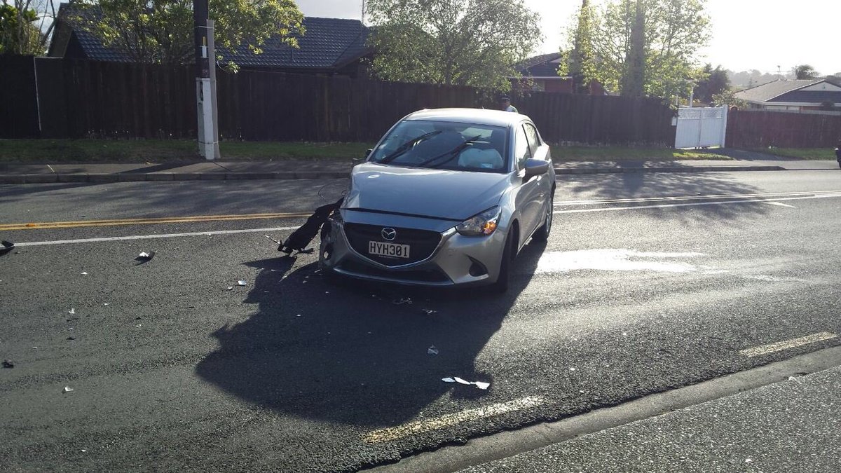ericamdsouza's tweet photo. #BreakingNews: Accident Hillsborough Rd 2 cars, 1 through fence- no injuries. #poj16 @ONENewsNZ @nzherald https://t.co/nezFLETH4l