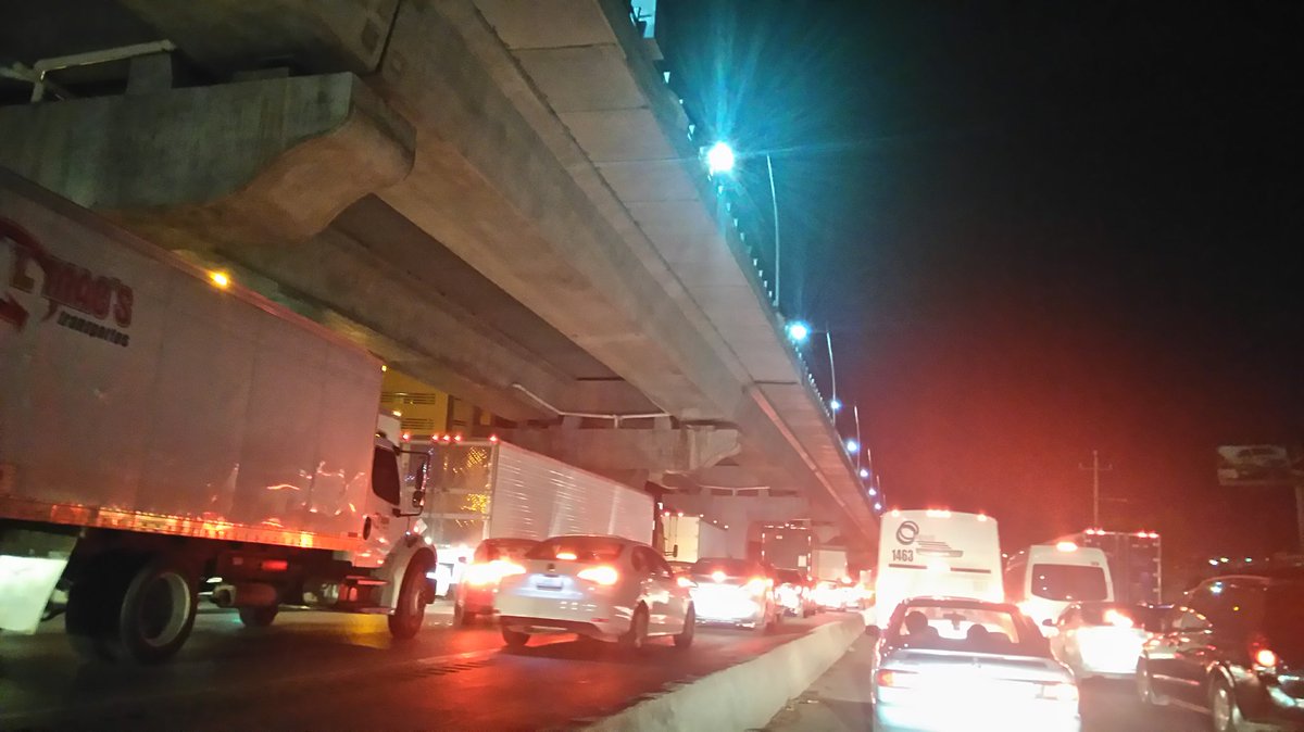 Así el tráfico en la autopista Puebla-México a la altura de la María, imposible circular. Por costos no lo utilizan el #ViaductoElevado