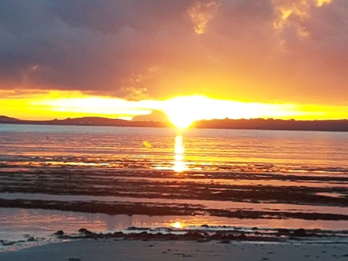 ericstewart1972's tweet photo. #sunrise on Isle of Lewis, Outer Hebrides. Flat calm Autumn morning. #SundayMorning #photography #travelphotography https://t.co/cacWVzpmyX