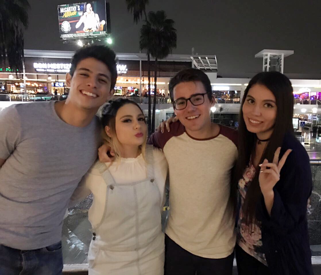 g_vanille's tweet photo. Squad goals. ¡Al fin se nos hizo tenerte por acá @sebasgmouret! 🙌🏻💜 @AlbertoVill @RaizaRevelles https://t.co/NGUJNToPNp