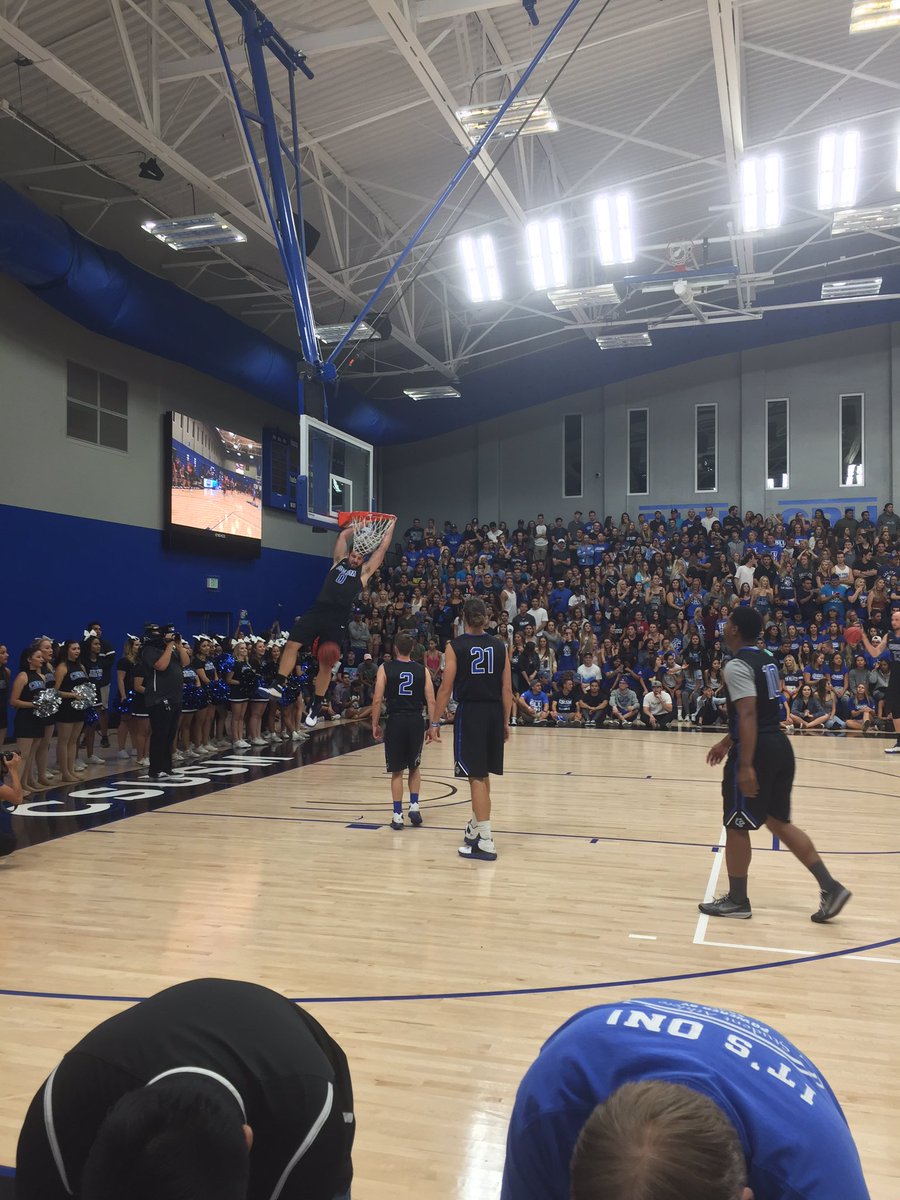 CSUSMVolleyball's tweet image. Cougar Madness!!!! What a fun night in The Sports Center! #CSUSMHoops #CougarMadness