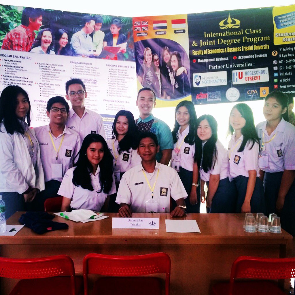 Bersama siswa siswi dalam acara Pameran Universitas Trisakti di SMA DON BOSCO PADANG SUMATRA BARAT ! 17-18 Oktober 2016 📸