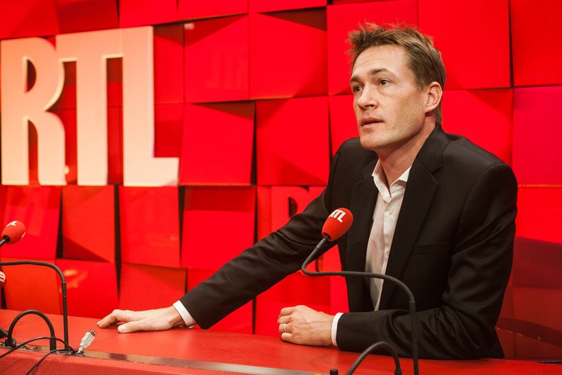 RTLFrance's tweet photo. #RTLMatin : Le procès de celui qui a détruit 111 produits Apple avec une boule de pétanque, 8h35 avec @RemiSULMONT > https://t.co/r32D2Mz0mj https://t.co/VOc2sTNNNa