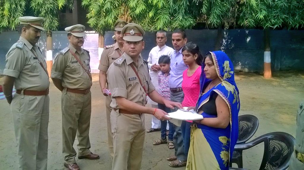 #uppolice पुलिस स्मृति दिवस के अवसरपर पु०अ०खीरी सहित समस्त पु०अधि०/कर्म०गणशहीद स्मारक पर उपस्थित हो वीर शहीदों को यादकिया व पुष्पअर्पित किये