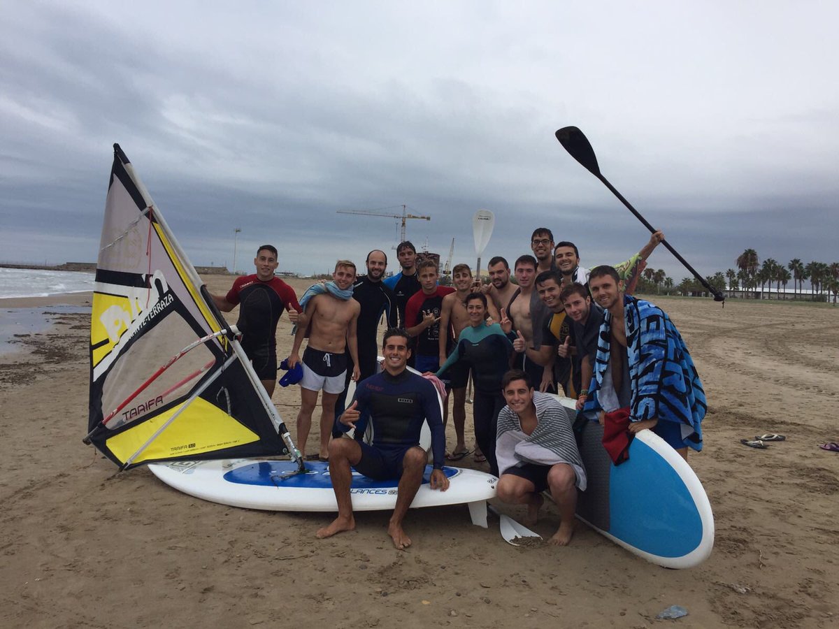 DipuEsport's tweet image. Ahir, els alumnes del IES Miralcamp es van iniciar amb el windsurf de la mà d'un campió del món com Pablo Ania. 
#CSEscenarioDeportivo 🏄🏼