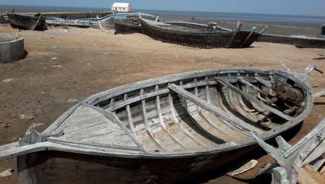 htTweets's tweet photo. Seized Pakistani boats lie abandoned on Gujarat shores (by @hiralddave) https://t.co/bdEemadJIj https://t.co/BqEmWL6Op3