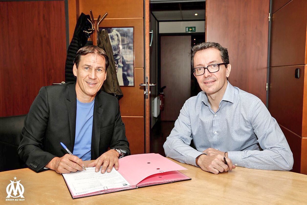 ActuFoot_'s tweet photo. OFFICIEL ! Rudi Garcia vient de signer son contrat avec l'OM ! https://t.co/EFmzcHK1cE