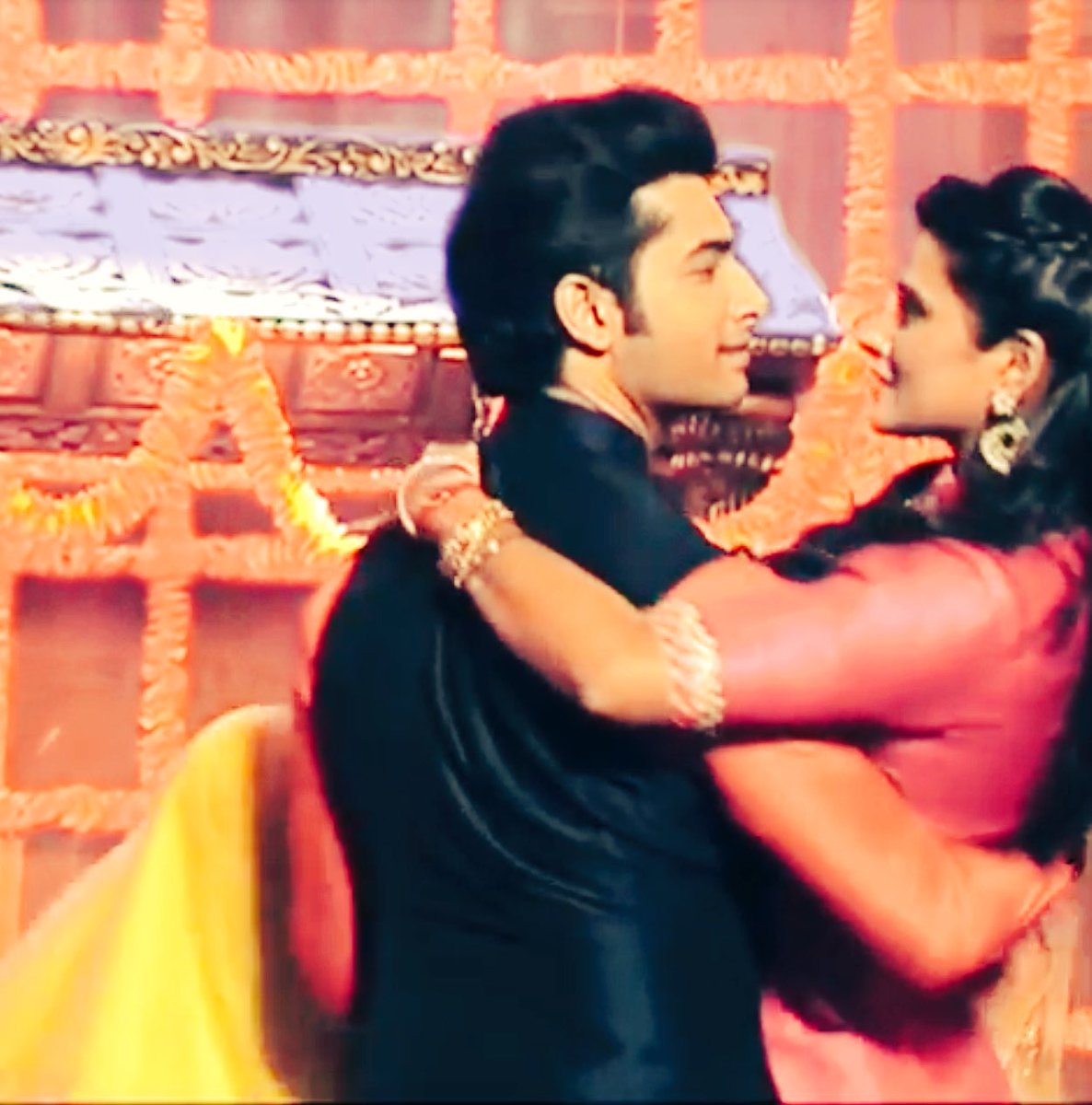 gracieonly's tweet photo. #TanShi 🔥 dance seq..coming soon😍 new tag line .. #Kasam - Hot hai🙈😍🔥😁😂 @ColorsTV @kratikaonly @itsssharad09 https://t.co/eWZEHxw5vx