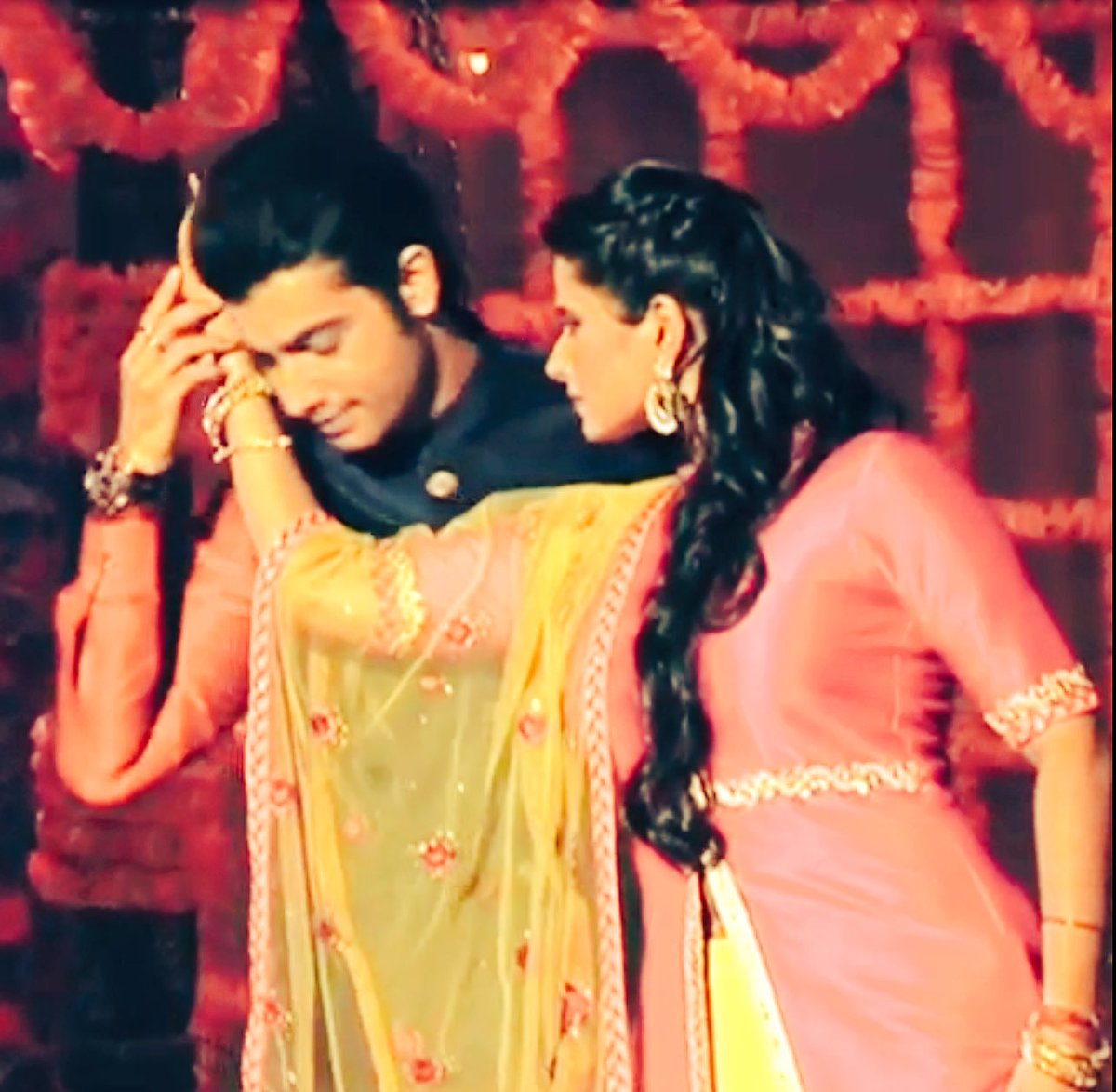 gracieonly's tweet photo. #TanShi 🔥 dance seq..coming soon😍 new tag line .. #Kasam - Hot hai🙈😍🔥😁😂 @ColorsTV @kratikaonly @itsssharad09 https://t.co/eWZEHxw5vx