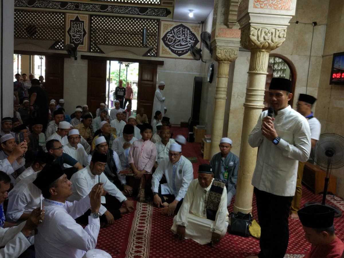 halus24's tweet photo. Sholat Jumat bareng @AgusYudhoyono dimasjid luar Batang #jumatberkah https://t.co/MheLETkUB8