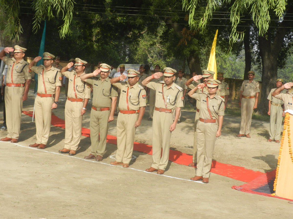 @igzonelucknow <a href="/diglucknow/">Digvijay Pandey</a> #Uppolice पुलिस अधीक्षक उन्नाव द्वारा शहीद स्मृति दिवस पर शहीदों को श्रद्दांजलि दी गयी |