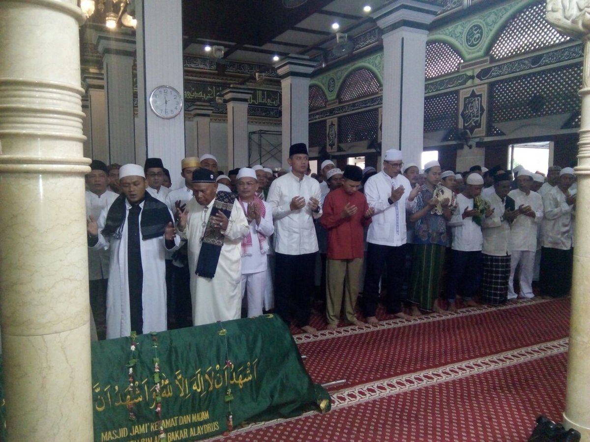 AsFairus's tweet photo. Subhanalloh ada warga Luar Batang wafat td AHY ikuta menyolatkan jenazah ini fakta bkn fitnah 
#JRvsJasmev https://t.co/15zZiWLGVE