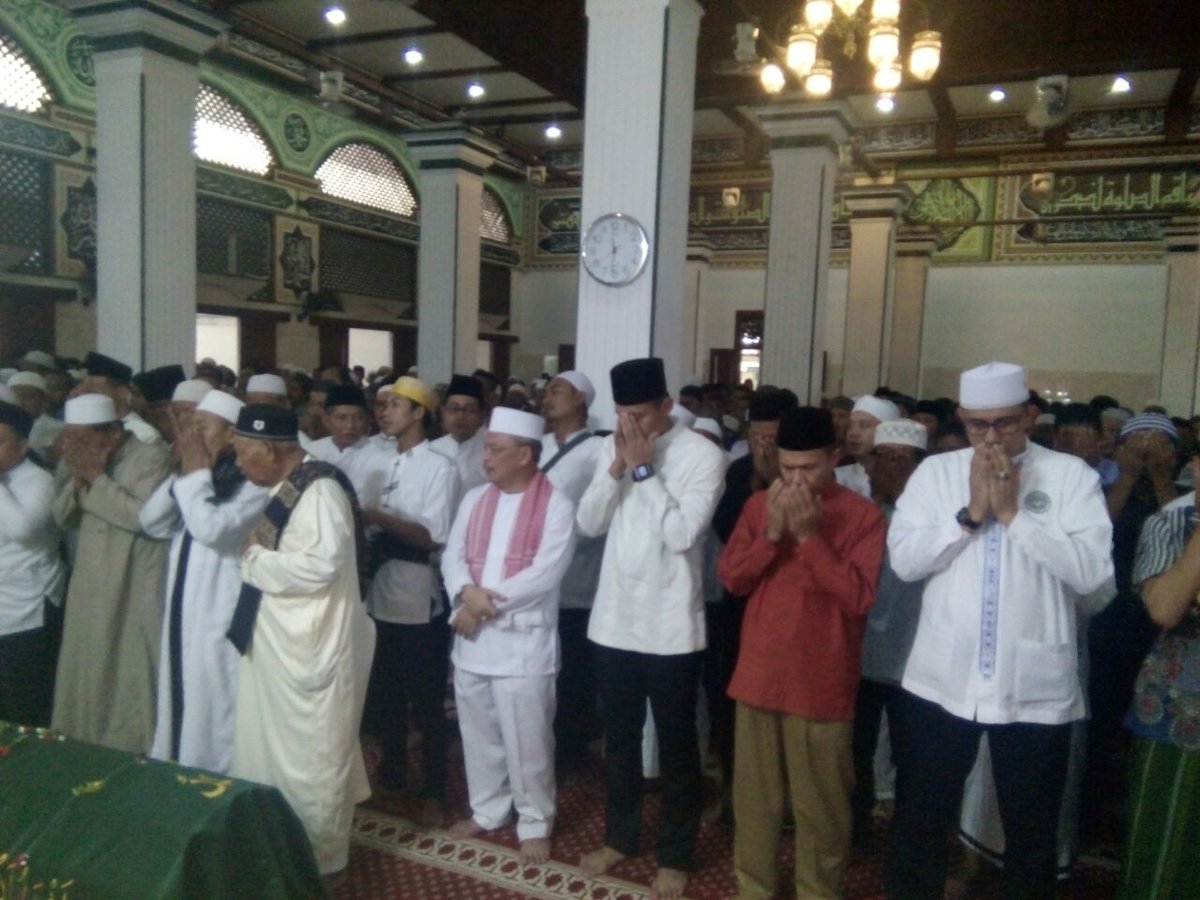 AsFairus's tweet photo. Subhanalloh ada warga Luar Batang wafat td AHY ikuta menyolatkan jenazah ini fakta bkn fitnah 
#JRvsJasmev https://t.co/15zZiWLGVE