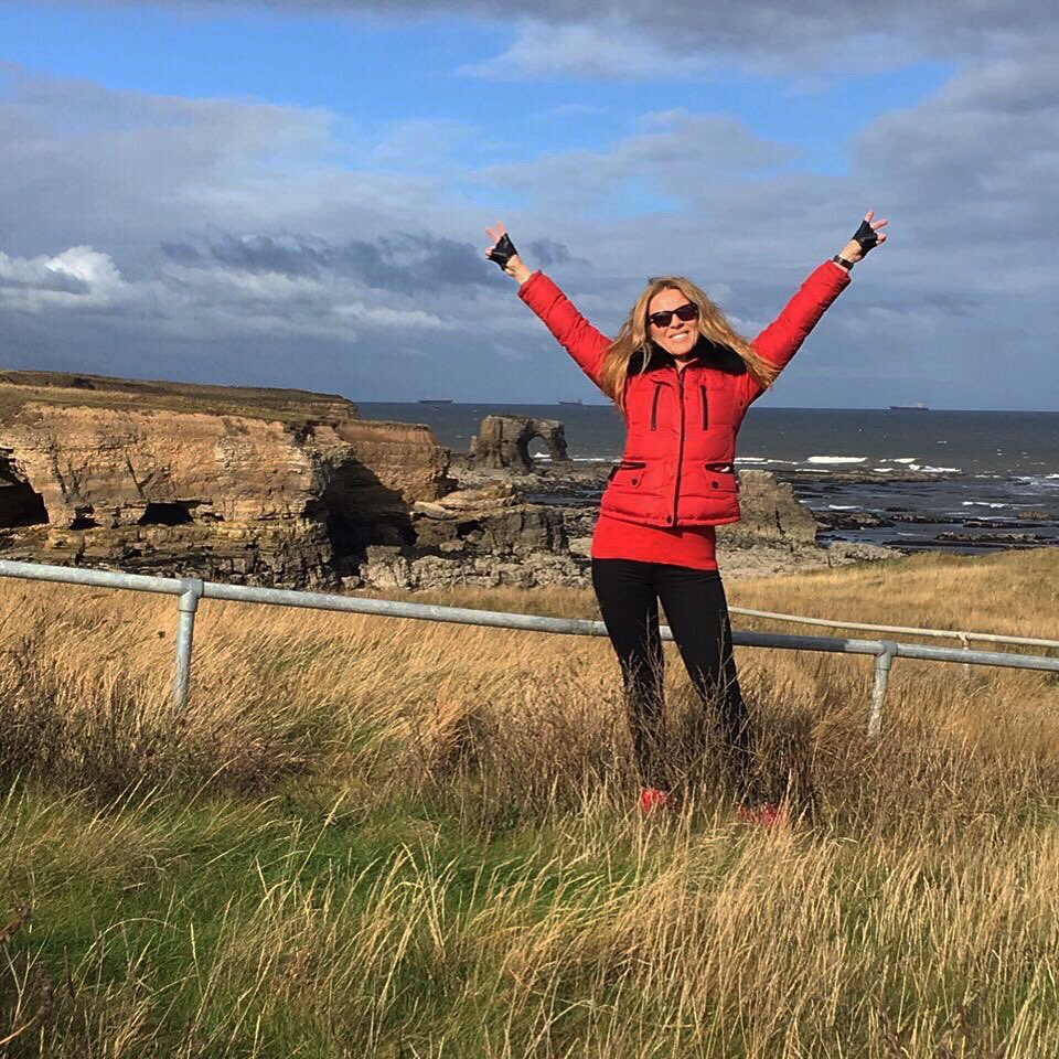 #HappyFriday Yoga pose❤️❤️! See you on the mat 9.30am <a href="/aptavitaphysio/">Catherine Cotterill</a> #nefollowers #Newcastle #tynemouth #positive #yoga #fitness