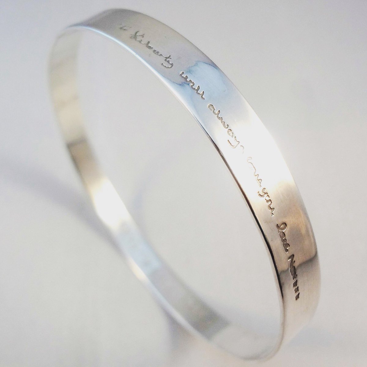 angelcastshelp's tweet photo. A loved ones handwriting transferred onto a bangle
Design your perfect keepsake order by 1st Nov for Xmas delivery #beckbromfl #manchester https://t.co/9C7jALOvTi