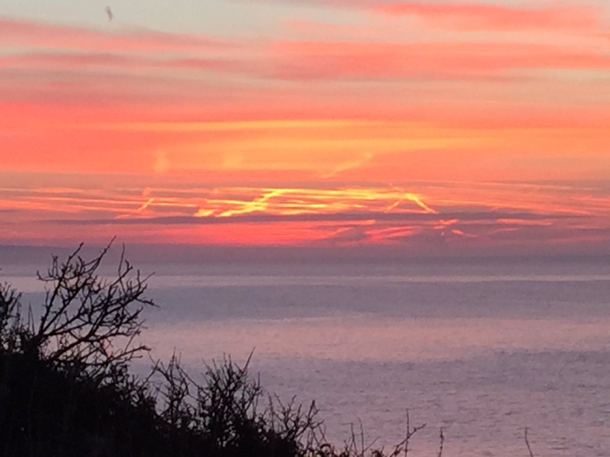 HillierWend's tweet photo. And then there was this.. #Dawnrunning doesn't get much sweeter🌅🏃 @UKRunChat @runtagit @ruthwignall @fatallan1965 @ValleyViz 😄👍 https://t.co/LfKcie5tZ3