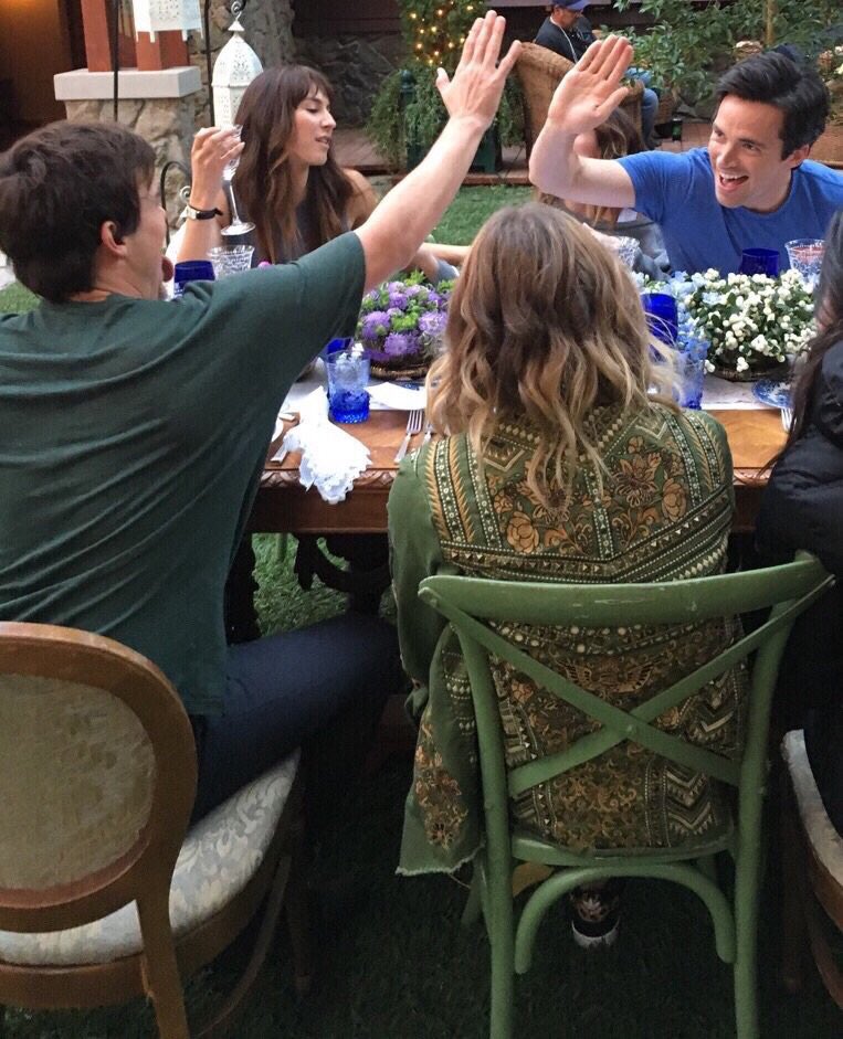 Pll_fandom_'s tweet photo. One of the last group scenes 😪❤️#PrettyLittleLiars https://t.co/IbBOeGu4P5