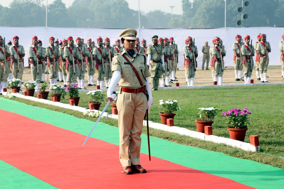 पुलिस स्मृति दिवस पर  पुलिस लाईन लखनऊ में शोक परेड की सलामी लेते हुये पुलिस महानिदेशक उ0प्र0 श्री जावीद अहमद।