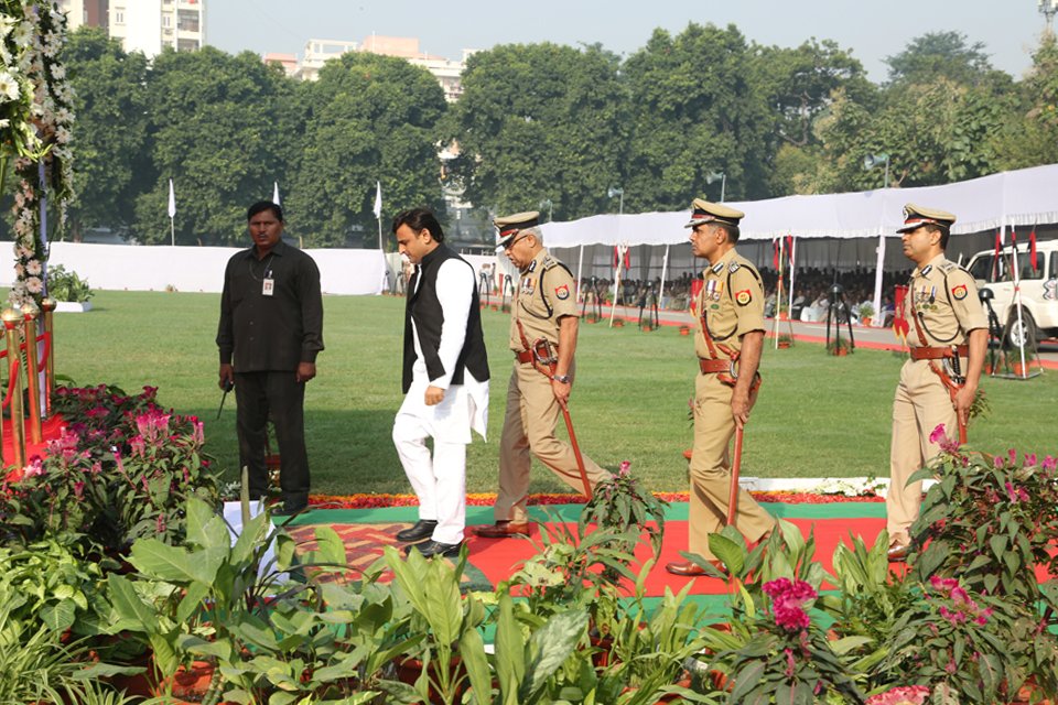 पुलिस स्मृति दिवस पर  पुलिस लाईन लखनऊ में शोक परेड की सलामी लेने हेतु मंच की ओर अग्रसर होते हुये मा0 मुख्यमंत्री एवं डी0जी0पी0 महोदय उ0प्र0।