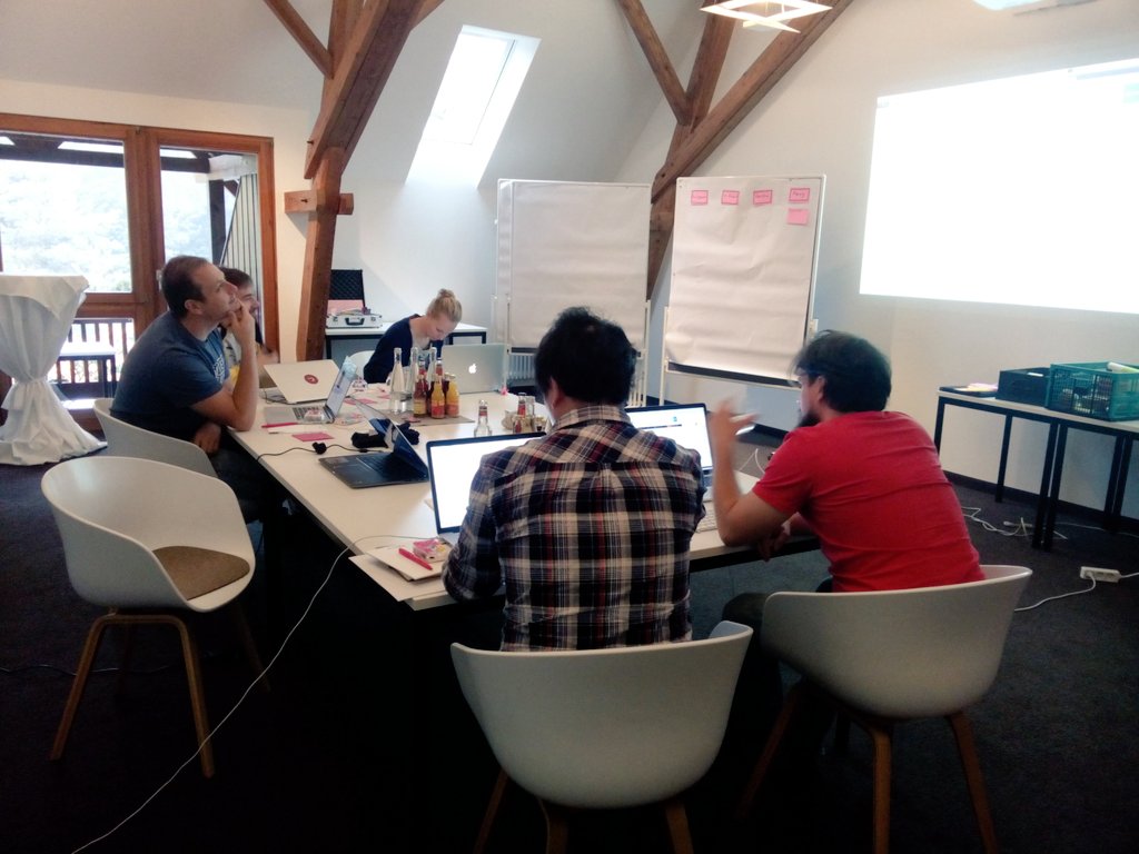 Team velo überlegt sich auf dem #KickOff die Ziele für den heutigen #NeosCMS Workshop.  ~dg