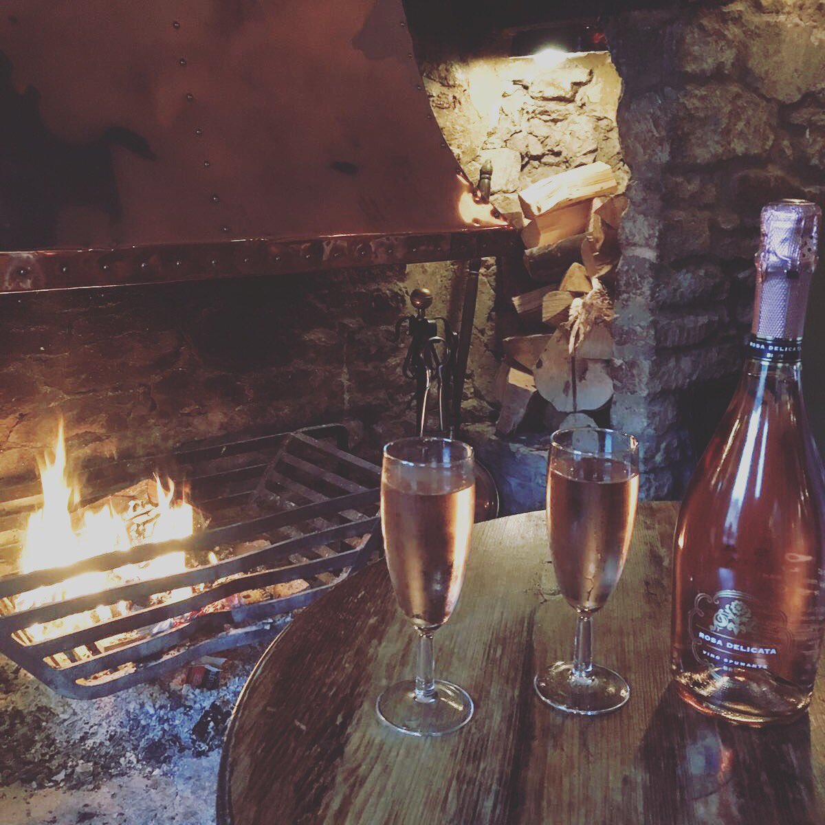 ArmsWoodstock's tweet photo. Fizz, fire,Friday. What also is there #fridayfeeling #woodstockuk #fizz #fizzyotherapy https://t.co/WNedmfUT1u