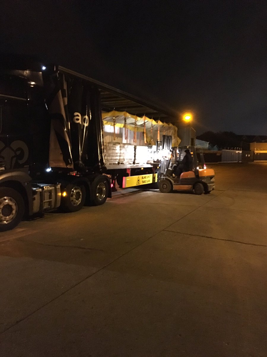 Al_BreedonCem's tweet photo. Our first @hope_inabag delivery to Canonbury builders merchants, was great meeting Kevin and Paul 😃 see you again soon! #FinallyTheresHope https://t.co/uTTQVzou7T