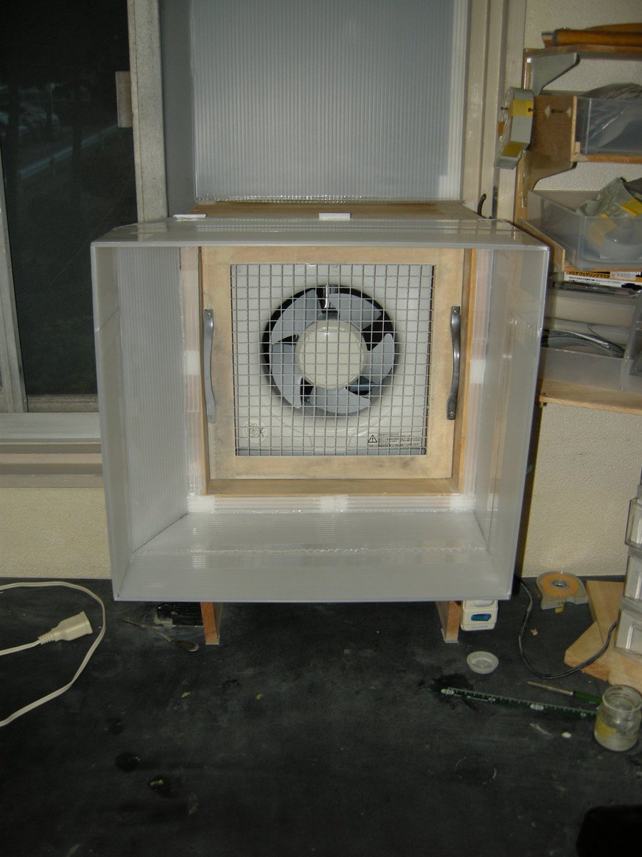 ｍｉｏ 塗装ブースようやく完成 結局ここにしか付ける場所は無かったんだなぁ と ダクトを使わず直接排気でダメなら換気扇ごとかえるしかないｗ フィルターは １００均のエアコンフィルターを使用 屋外のフードカバーは取り外し可能にした そう