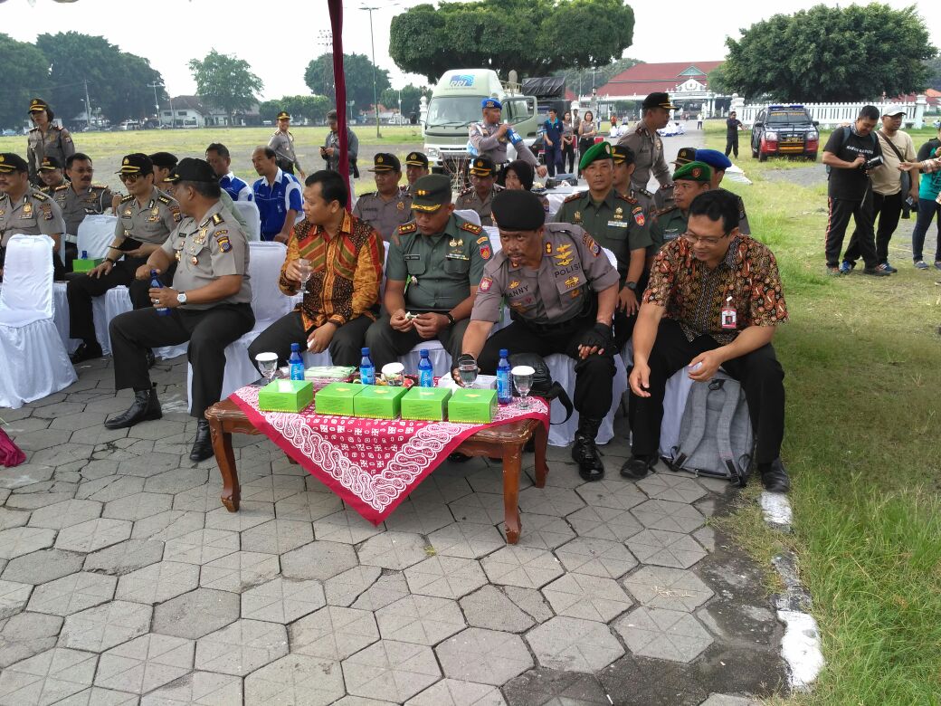 DR 12 GM Menghadiri Gelar Pasukan dan Sispamkota Ops Mantap Praja Tahun 2017 Polresta Yogyakrata di Alun alun Utara