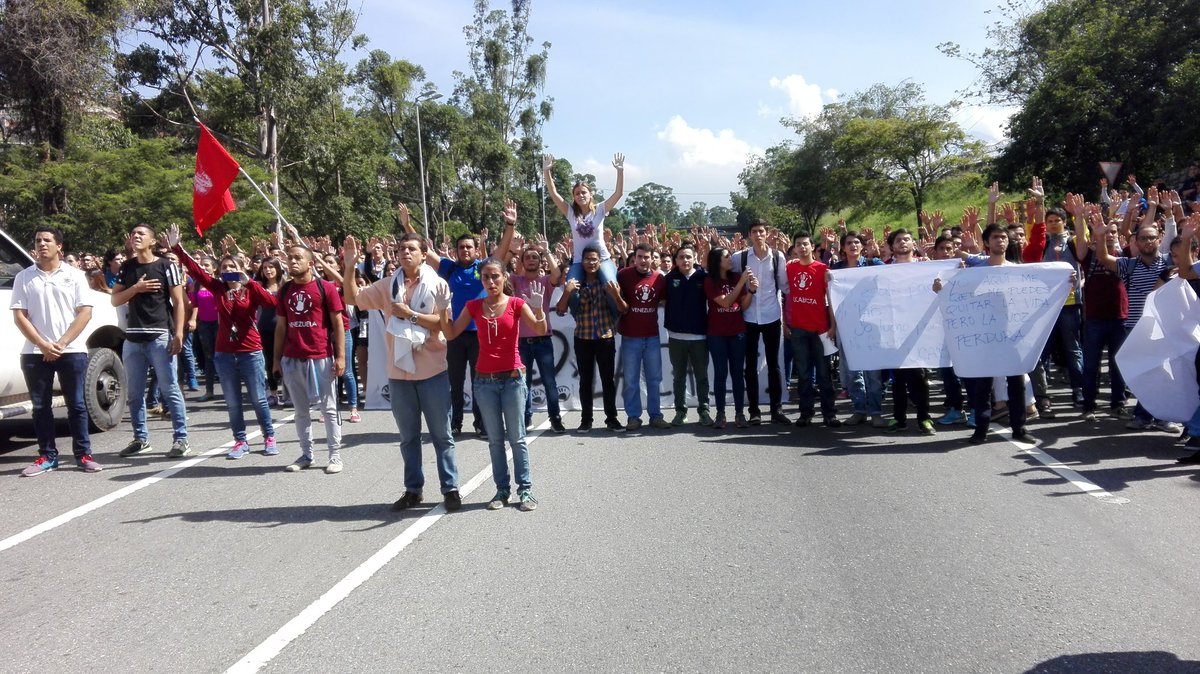 Estudiantes trancan la Francisco Fajardo | Foto vía Twitter