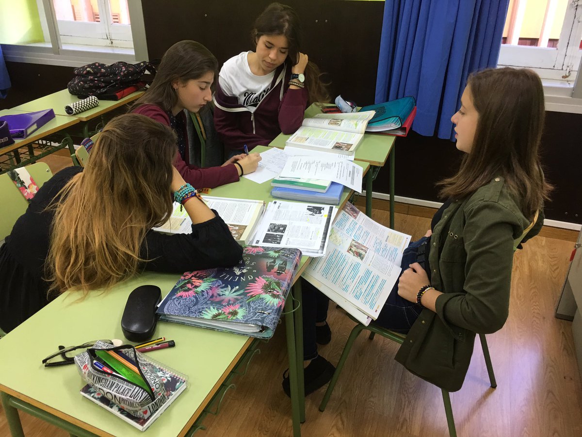 lc_pastor's tweet photo. Buena clase Flipando y con @GetKahoot en Historia de España con #BA2_A #Seguimos #Plickers Al-Andalus y su herencia a #Debate https://t.co/Eem0aWXiGN