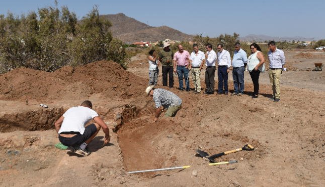enftva's tweet photo. #enfuerteventura - Los arqueólogos delimitan la zona de las antiguas  ... @enftva -  https://t.co/aGoOLIYpl9 https://t.co/yILfq0rr3Q