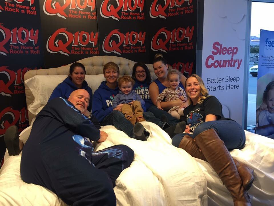 PigDogsRugby's tweet image. A special thank you to the Lady PigDogs who delivered all that food to @bobbymac104 this morning! #teaglach #socialclubwithasocialconscience