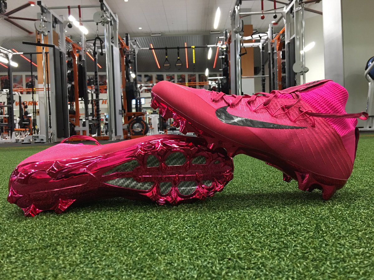 Those cleats... 🔥 #BCA #CLEvsCIN  #BattleOfOhio https://t.co/NPw3V6kwKv